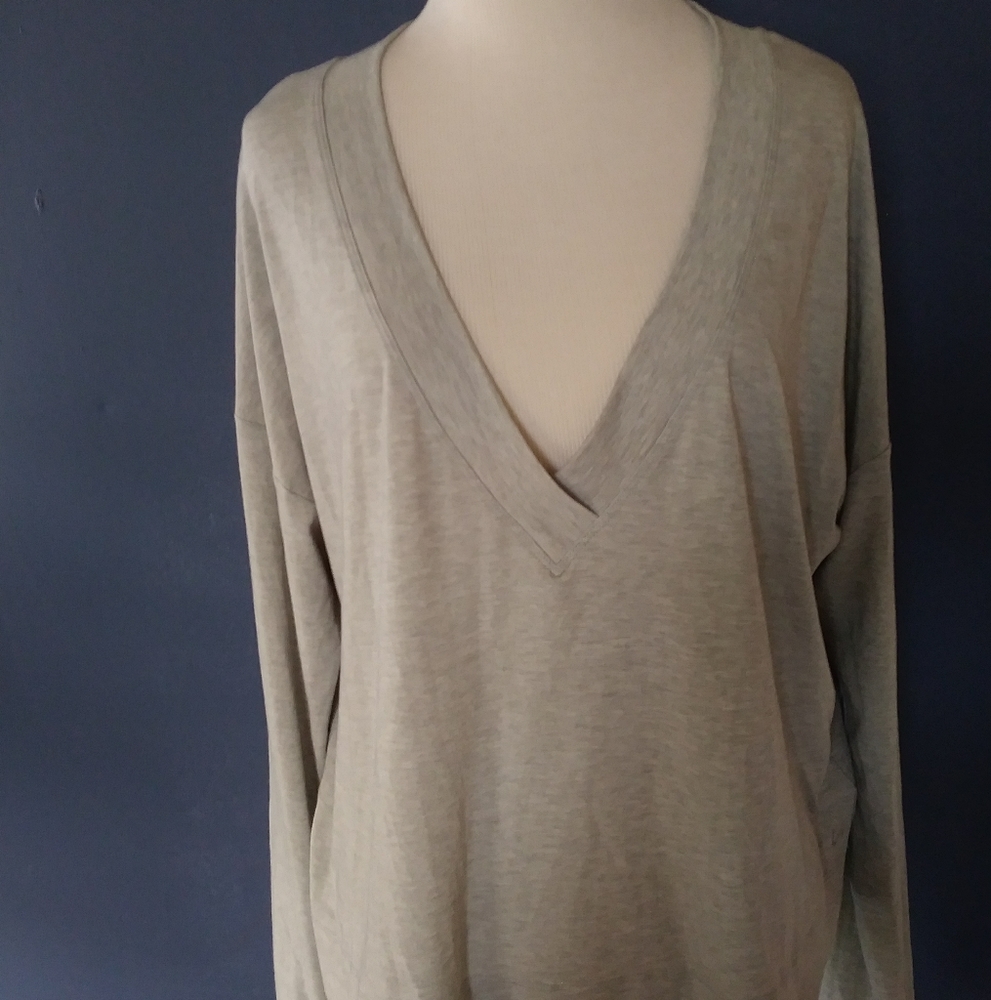 GapFit Breathable Vneck Top